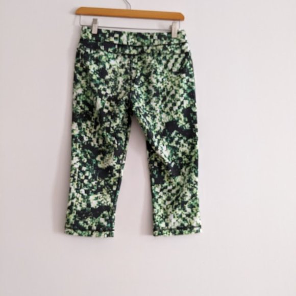 Women's Green and Black Graphic Pixelated Capris Size S - Picture 5 of 8
